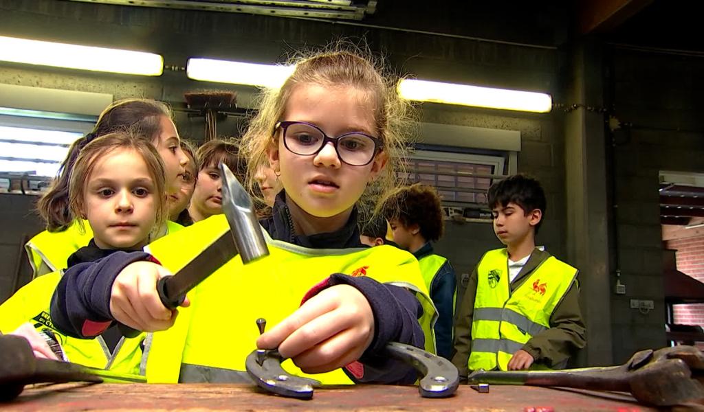 Les élèves de l'école communale de Flénu découvrent le métier de maréchal ferrant